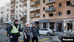 ARCHIVO. Voluntarios auxilian a ucranianos heridos durante un ataque ruso a Kiev, capital de Ucrania.