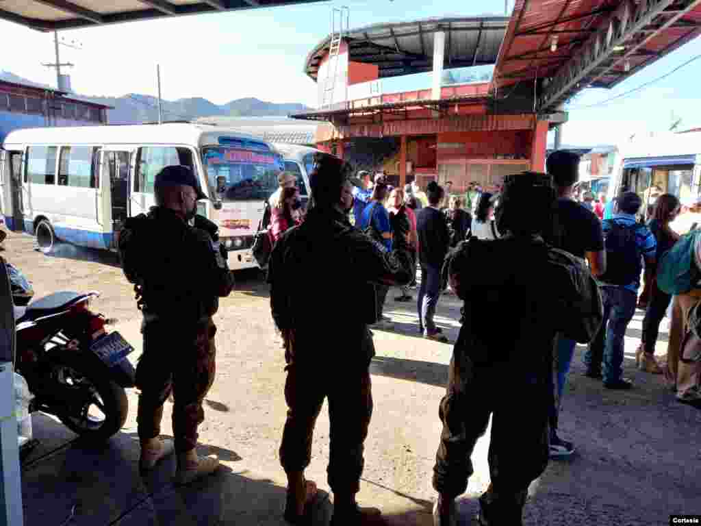 El ejército salvadoreño tomó el control de un grupo de unidades de transporte privado.