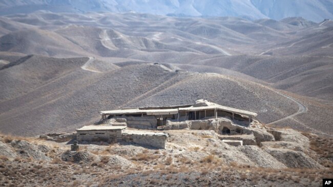 ARQUIVO - Uma visão distante do vale de Mes Aynak, a sudoeste de Cabul, Afeganistão, 30 de outubro de 2021.