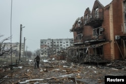 A local resident walks past a building damaged by shelling, as Russia’s attack on Ukraine continues, in the town of Makariv, in Kyiv region, Ukraine April 1, 2022. Picture taken April 1, 2022. (REUTERS/Serhii Mykhalchuk)