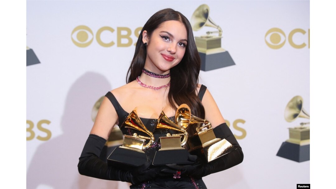 Olivia Rodrigo dengan penghargaan Grammy sebagai "Best New Artist" dan "Best Pop Solo Performance" untuk lagunya "Drivers License," di Penghargaan Tahunan ke-64 Grammy di MGM Grand Garden Arena, Las Vegas, Nevada, AS, 3 April 2022. (REUTERS/Steve Marcus)