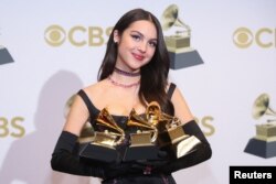 Olivia Rodrigo dengan penghargaan Grammy sebagai "Best New Artist" dan "Best Pop Solo Performance" untuk lagunya "Drivers License," di Penghargaan Tahunan ke-64 Grammy di MGM Grand Garden Arena, Las Vegas, Nevada, AS, 3 April 2022. (REUTERS/Steve Marcus)