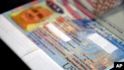성별 표기란에 'X' (오른쪽 아래)라고 표시된 미국인 여권 (자료사진)