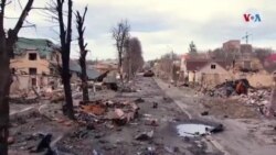 El presidente de Ucrania recorre las calles de Bucha, escenario de una matanza