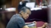 El expresidente peruano Alberto Fujimori, fotografiado a través de una ventana de vidrio, asiste a su juicio en una base policial en las afueras de Lima, Perú, el 23 de abril de 2014.