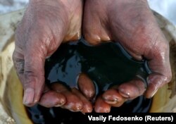 Sampel minyak mentah di lapangan minyak Yarakta, milik Irkutsk Oil Co, di Irkutsk, Rusia ,11 Maret 2019. (Foto: REUTERS/Vasily Fedosenko)