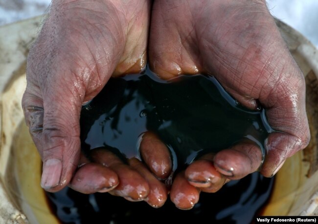 Sampel minyak mentah di lapangan minyak Yarakta, milik Irkutsk Oil Co, di Irkutsk, Rusia ,11 Maret 2019. (Foto: REUTERS/Vasily Fedosenko)