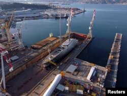 Kapal superyacht milik miliarder Rusia Andrey Igorevich Melnichenko yang telah disita oleh polisi Keuangan Italia terlihat di pelabuhan utara Trieste, Italia, 12 Maret 2022. (Foto: Reuters)