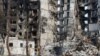 Un edificio de apartamentos destruido por la artillería rusa en la ciudad ucraniana de Mariúpol el 30 de marzo de 2022.
