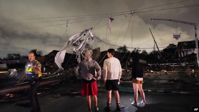 Las autoridades examinan los daños en Lower 9th Ward, el martes 22 de marzo de 2022 en Nueva Orleans, después de que fuertes tormentas atravesaran el área. (Foto AP/Gerald Herbert)