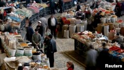 Pedagang Uzbekistan menunggu pelanggan di pasar Eski Dzhuva (Kota Tua) di Tashkent, 6 November 2005.