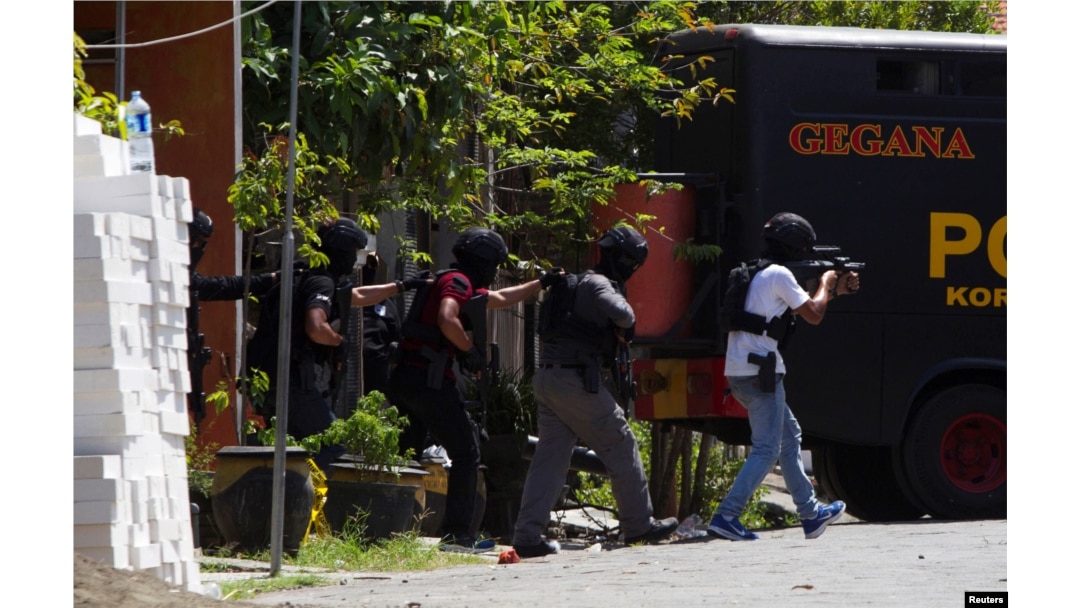 Pasukan polisi antiteror bergerak dalam operasi penyerbuan sebuah rumah yang diduga terdapat teroris di dalamnya di wilayah Medokan Ayu, Surabaya, Jawa Timur, pada 15 Mei 2018. (Foto: Reuters/Sigit Pamungkas)