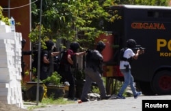 Pasukan polisi antiteror bergerak dalam operasi penyerbuan sebuah rumah yang diduga terdapat teroris di dalamnya di wilayah Medokan Ayu, Surabaya, Jawa Timur, pada 15 Mei 2018. (Foto: Reuters/Sigit Pamungkas)