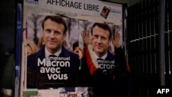 Une affiche de campagne d'Emmanuel Macron.