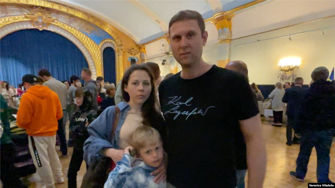 Petro Kovalchuk, su esposa Olga y uno de sus tres hijos. La familia huyó de Ucrania. Tras pasar dos semanas en Europa, viajaron a México para entrar a Estados Unidos. Foto Verónica Villafañe, VOA.