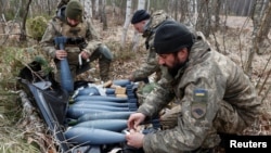 Các chiến sỹ Ukraine chuẩn bị đạn dược cho cuộc phòng thủ khu vực Kyiv, tháng 3/2022.