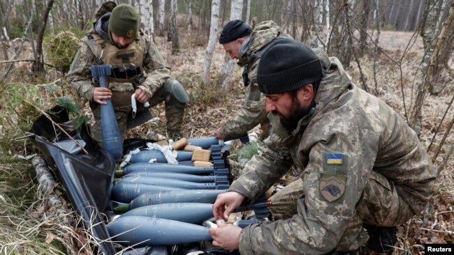 Binh sĩ Ukraine chuẩn bị đạn cối tại vị trí của họ, khi quân Nga tiếp tục tấn công quanh khu vực Kyiv, Ukraine, ngày 30/3/2022.