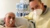 En esta foto distribuida por la Facultad de Medicina de la Universidad de Maryland, David Bennett posa junto a su hijo del mismo nombre en su cama de hospital el 12 de enero de 2022.