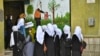 Anak perempuan tiba di sekolah mereka di Kabul pada 23 Maret 2022. (Foto: AFP)