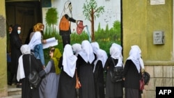 Anak perempuan tiba di sekolah mereka di Kabul pada 23 Maret 2022. (Foto: AFP)