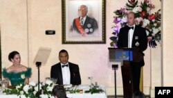 Pangeran William (kanan) menyampaikan pidato, diapit oleh istrinya Kate (kiri) dan Perdana Menteri Jamaica Andrew Holness dalam acara makan malam di Kingston, di tengah kunjungan William dan Kate ke Jamaica, pada 23 Maret 2022. (Foto: AFP/Ricardo Makyn)