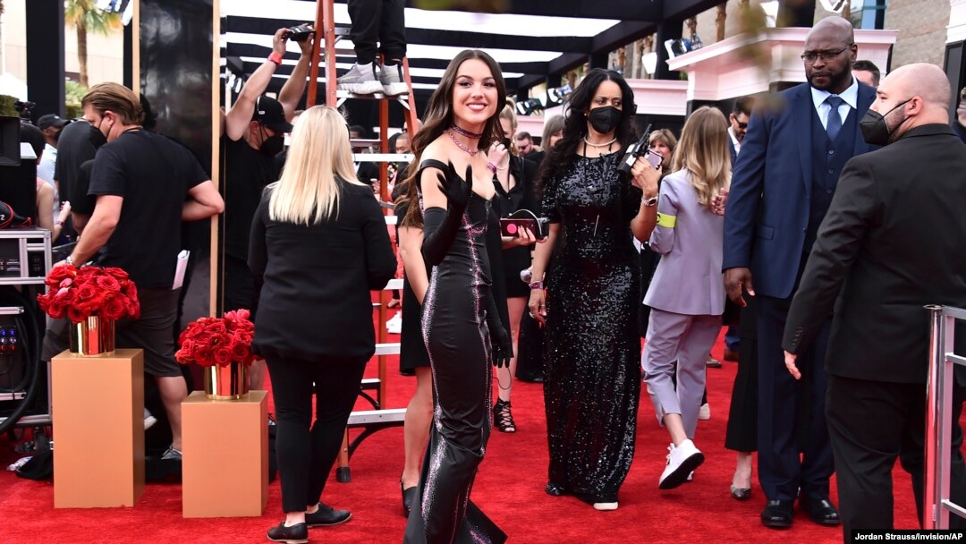 Olivia Rodrigo tiba di pagelaran Grammy Awards ke-64 yang digelar di MGM Grand Garden Arena, Las Vegas, pada 3 April 2022. (Foto: Invision/AP/Jordan strauss)