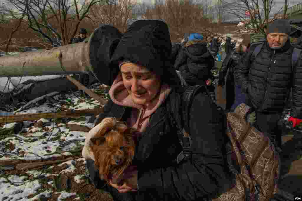 A woman cries as she escapes Irpin, Ukraine, March 8, 2022. (Yan Boechat/VOA) 