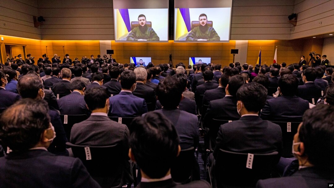 Presiden Ukraina Volodymyr Zelenskyy berbicara di hadapan parlemen Jepang di Tokyo hari Rabu (23/3). 