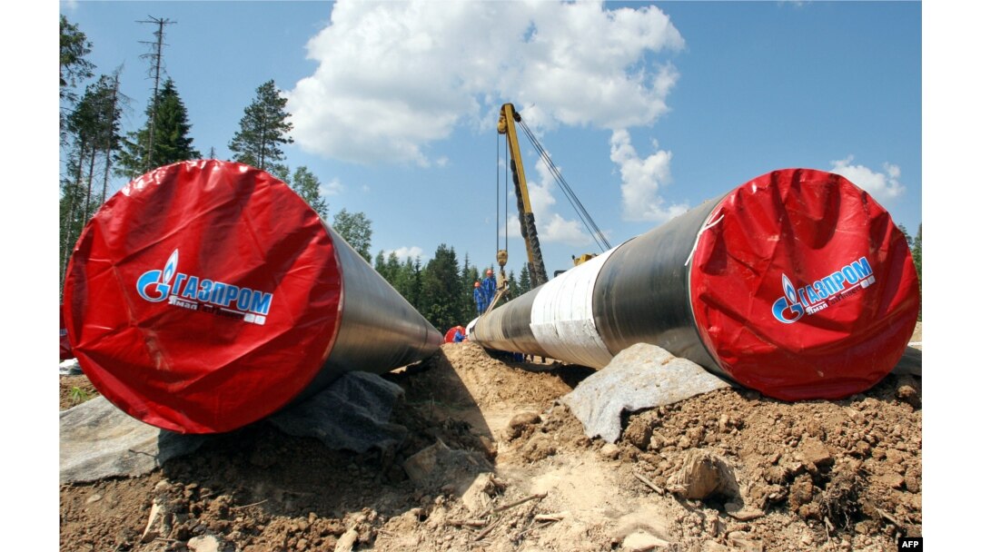 Sebuah derek memasang segmen pipa Gas Eropa Utara (NEGP) 23 Juni 2006 di wilayah Leningrad, Jerman. (Foto: AFP)