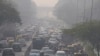 Para komuter berkendara di tengah kabut pagi dan kabut asap beracun di New Delhi, India, Rabu, 17 November 2021. (Foto: AP)