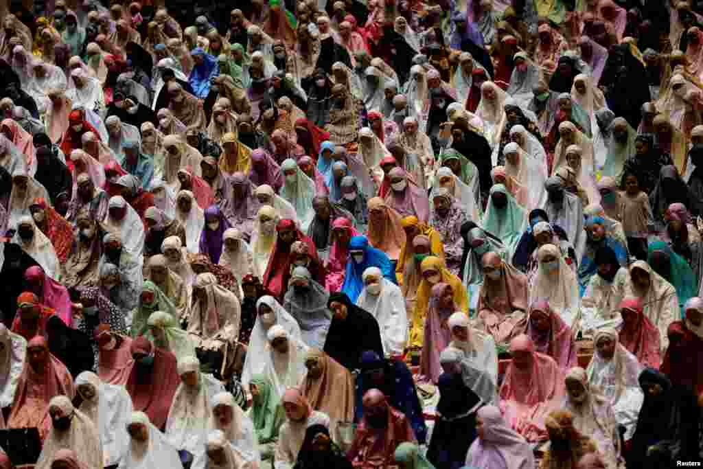 Muslim women offer evening mass prayers known as &#39;Tarawih&#39; during the first eve of holy fasting month of Ramadan at the Great Mosque of Istiqlal in Jakarta, Indonesia, April 2, 2022.