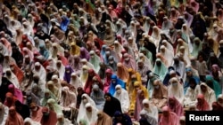 Suasana salat tarawih di masjid Istiqlal di Jakarta, 2 April 2022, sementara pemerintah mulai melonggarkan pembatasan terkait COVID-19 (foto: ilustrasi).