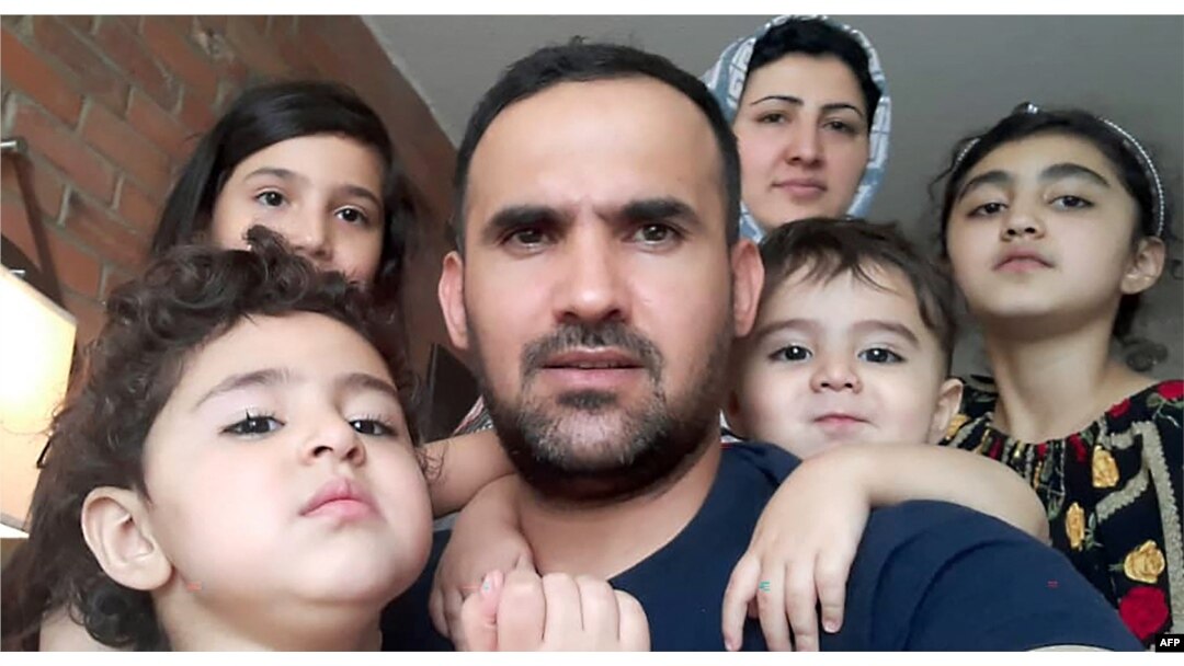 El refugiado afgano Ehsan Saadat, posa con su familia a su llegada a Cabadá el 17 de agosto de 2021. Foto cortesía.