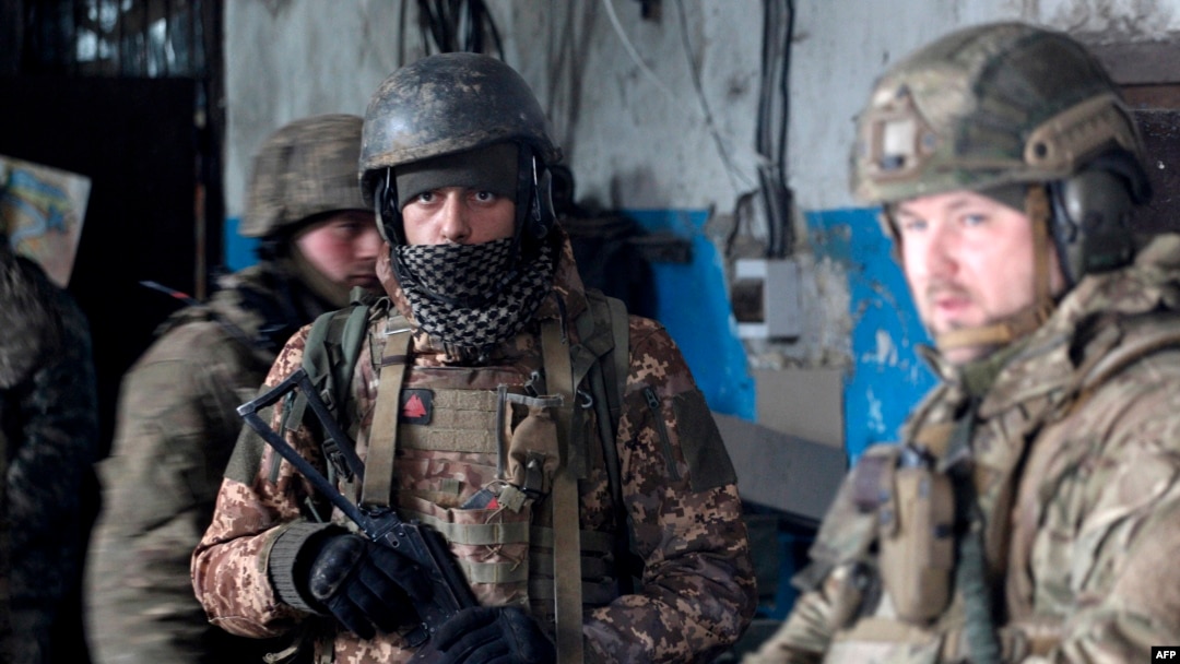 Soldados de las Fuerzas Militares de Ucrania combaten en una posición en la región de Lugansk el 5 de marzo de 2022. (Foto de Anatolii Stepanov / AFP)