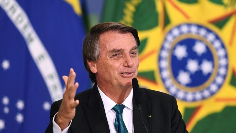 Brazil Anugrahkan Bolsonaro 'Medali Jasa Adat'