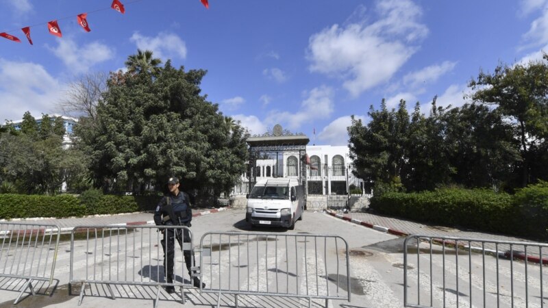 Le président tunisien dissout le Parlement et renforce son emprise
