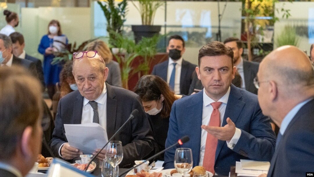 Актуелните состојби го сменија контекстот на нашите разговори, но и на геополитичките приоритети на европскиот континент, рече министерот за надворешни работи на работен министерски појадок во Брисел