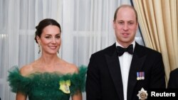 Pangeran Inggris William dan Catherine, Duchess of Cambridge, menghadiri makan malam yang diselenggarakan oleh Gubernur Jenderal Jamaika Patrick Allen dan istrinya Patricia pada hari kelima tur mereka di Karibia, Kingston, Jamaika, 23 Maret 2022. (REUTERS/Toby Melville)