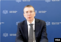 El ministro de Relaciones Exteriores de Letonia, Edgars Rinkēvičs, habla con la VOA el 18 de marzo de 2022.