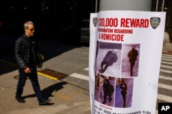 یک بولتن با عکس مظنون و پیشنهاد ارائه ۱۰ هزار دلار پاداش برای یافتن او توسط پلیس نیویورک در نزدیکی محلی که یک بی خانمان کشته شد، نصب شده است - ۱۴ مارس ۲۰۲۲