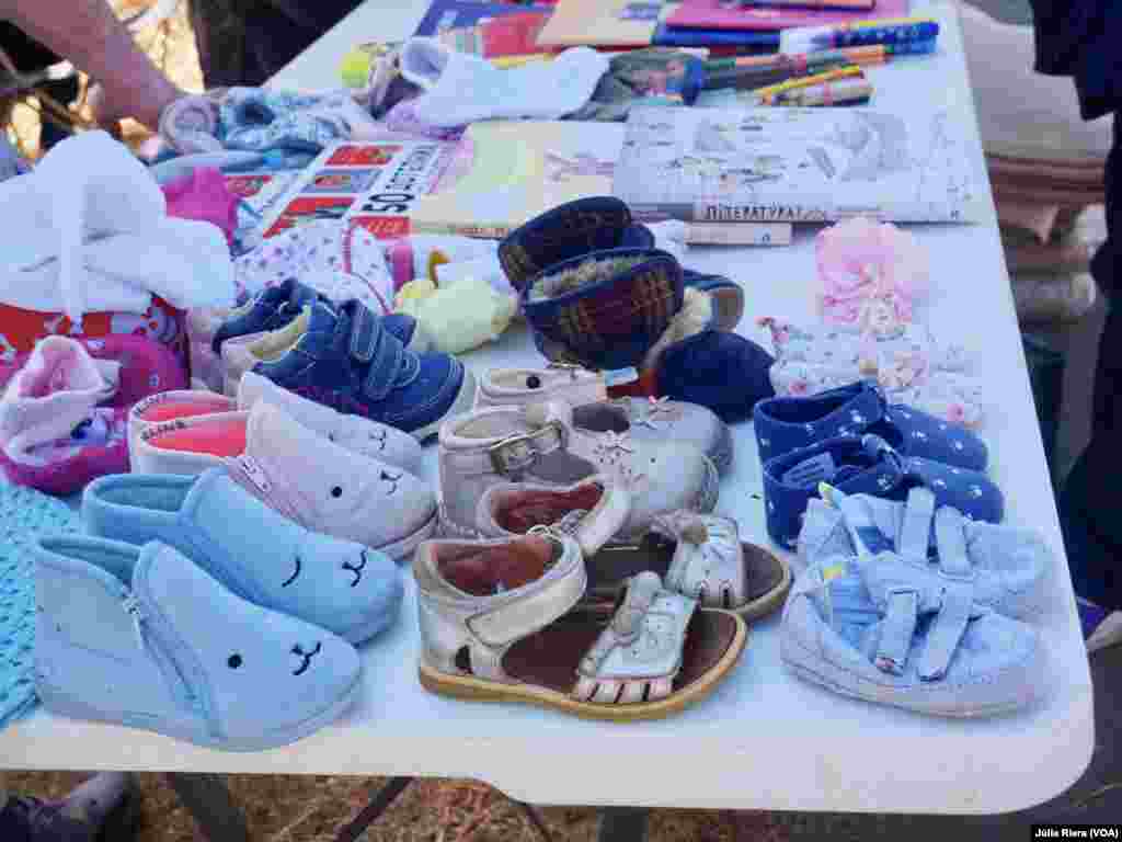 Muchos de los insumos que reparten los voluntarios son para los niños. En la imagen, un puesto ofrece diferentes tipos de calzado para los más pequeños.
