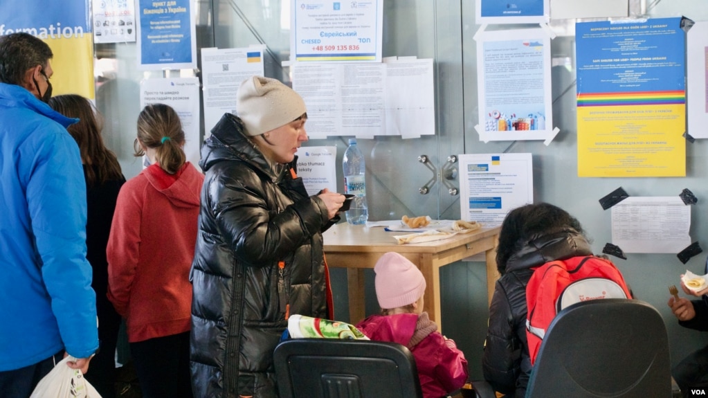 一名成为难民德乌克兰母亲在华沙中央车站拿到一点汤喝。（美国之音记者德特默拍摄）(photo:VOA)