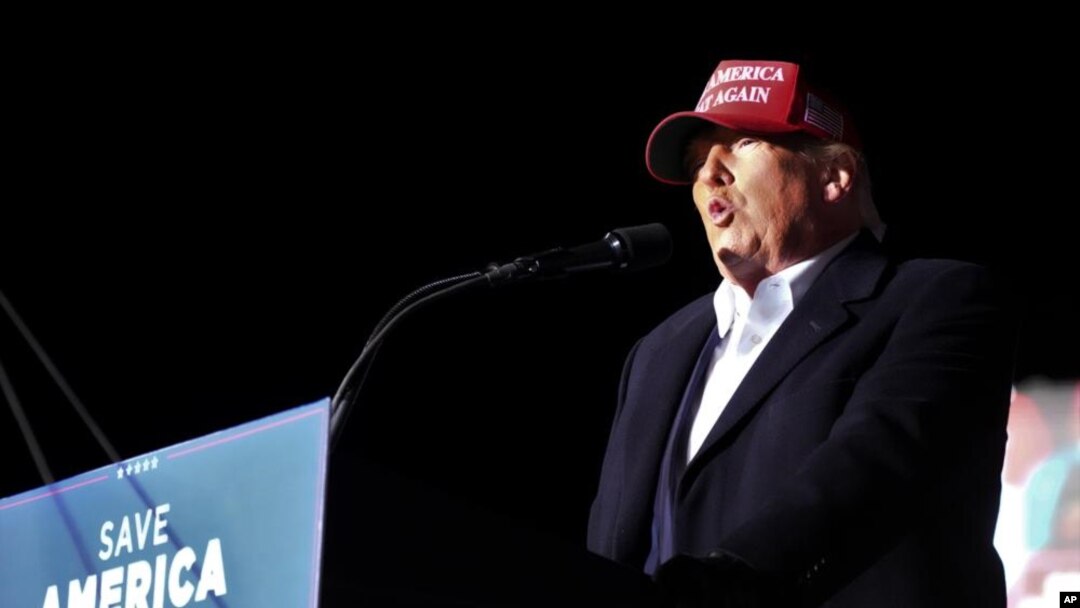 Bivši američki predsednik Donald Tramp govori na skupu u Južnoj Karolini (Foto: AP/Meg Kinnard)