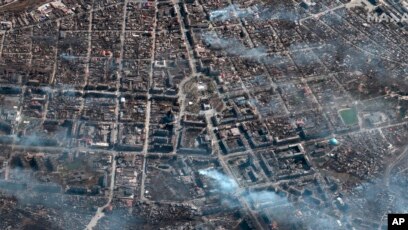 Në një foto satelitore të marrë nga Maxar Technologies, duken godinat e goditura në qytetin Mariupol (19 mars 2022)