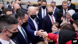 El presidente Joe Biden se reúne con refugiados ucranianos y trabajadores de ayuda humanitaria durante una visita al estadio PGE Narodowy, el sábado 26 de marzo de 2022 en Varsovia. (Foto AP/Evan Vucci)