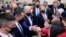 El presidente Joe Biden se reúne con refugiados ucranianos y trabajadores de ayuda humanitaria durante una visita al estadio PGE Narodowy, el sábado 26 de marzo de 2022 en Varsovia. (Foto AP/Evan Vucci)