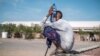 Seorang remaja di kamp pengungsi Hotel Agda tampak memegang botol air. Kamp tersebut terletak di Kota Semera, Afar, Ethiopia, pada 14 Februari 2022. (Foto: AFP/Eduardo Soteras)