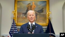 হোয়াইট হাউজের রুজভেল্ট রুম থেকে প্রেসিডেন্ট জো বাইডেন ঘোষণা করেছেন যে, ইওরোপীয় ইউনিয়ন এবং জি-৭ ভুক্ত দেশগুলোর সঙ্গে মিলে ইউক্রেনে আগ্রাসনের জন্য যুক্তরাষ্ট্র রাশিয়ার “সর্বোচ্চ সুবিধাপ্রাপ্ত দেশের” মর্যাদা প্রত্যাহার করবে। ১১ মার্চ ২০২২। (ছবি- এপি) 