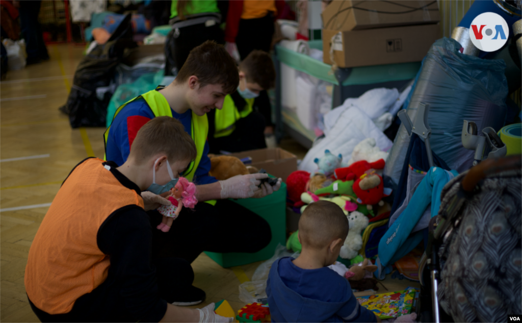 Algunos de los estudiantes de la escuela participan como voluntarios para apoyar a los refugiados. Según ACNUR, Polonia ha acogido a más de 1,7 millones de refugiados desde el 24 de febrero, cuando estalló el conflicto armado entre Rusia y Ucrania.