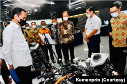 Presiden RI Jokowi dan Menteri Perindustrian Agus Gumiwang Kartasasmita saat peluncuran mobil listrik buatan Indonesia. (Foto: Kemenperin)